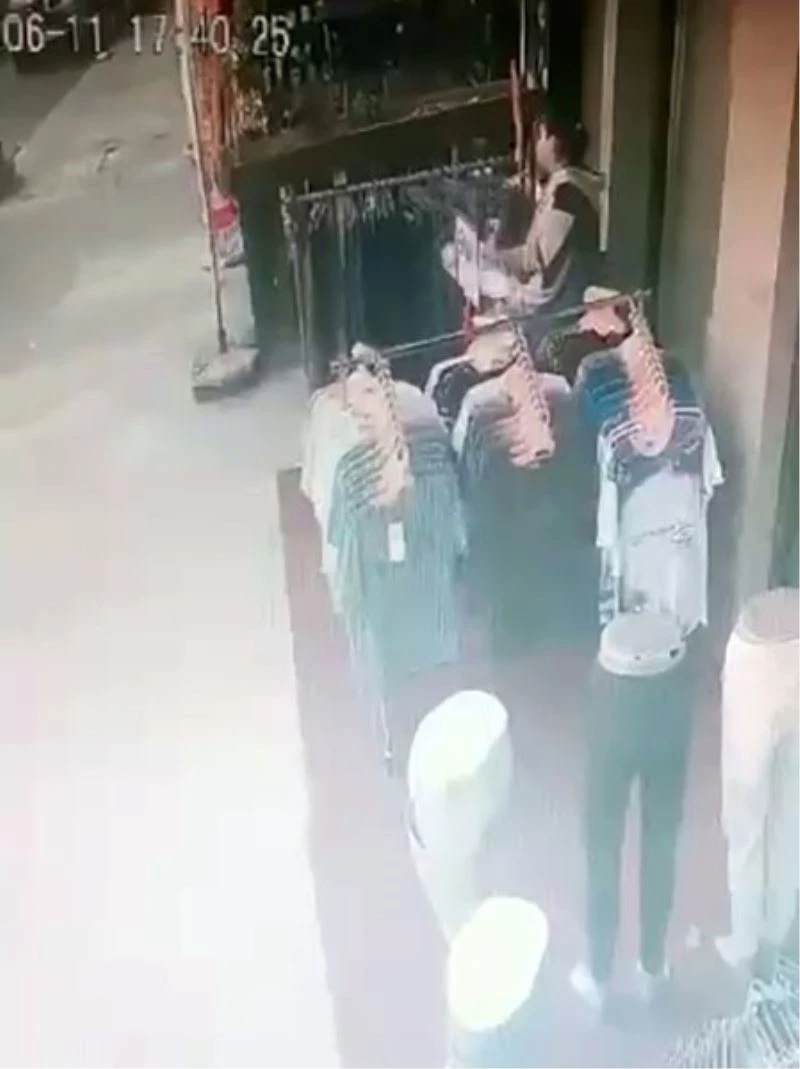 Mağazanın önündeki stanttan önce beğendi sonra çaldı: O anlar kamerada
