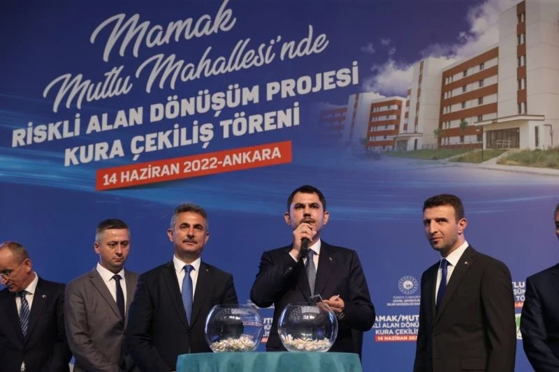 Bakan Kurum: “Mamak’a donatıları, parkları, bahçeleriyle toplamda 15 bin 696 konut kazandırmış olacağız”

