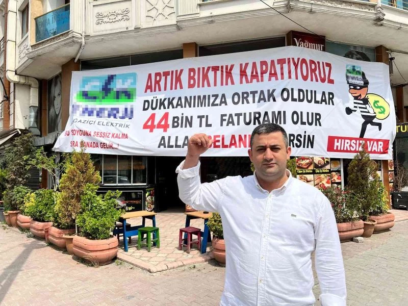Elektrik faturasına kızdı, “Hırsız var” diye pankart astı
