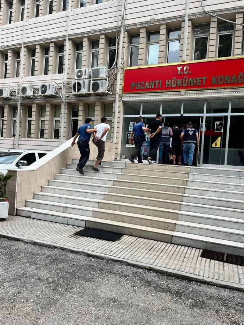 Adana’da araçlardan hırsızlık yapan 4 kişi tutuklandı
