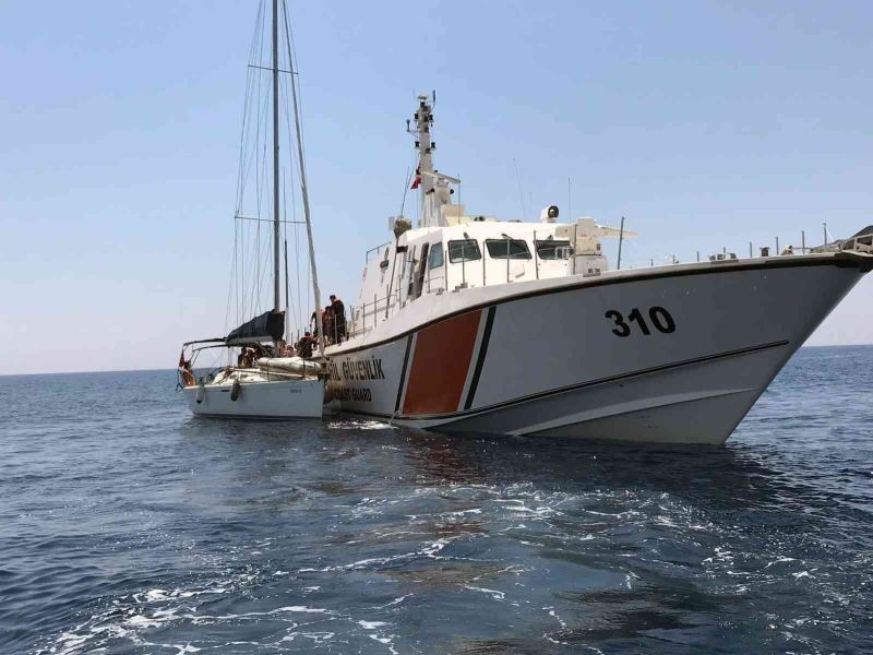 Göçmenler yelkenli tene ile kaçarken yakalandı
