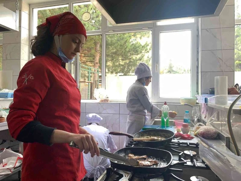  Genç aşçılar bu sefer mezun olmak için ter döktü
