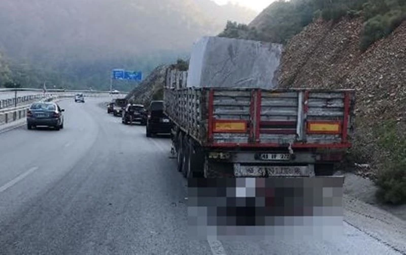 Park halindeki tır dorsesine çarpan motosiklet sürücüsü hayatını kaybetti
