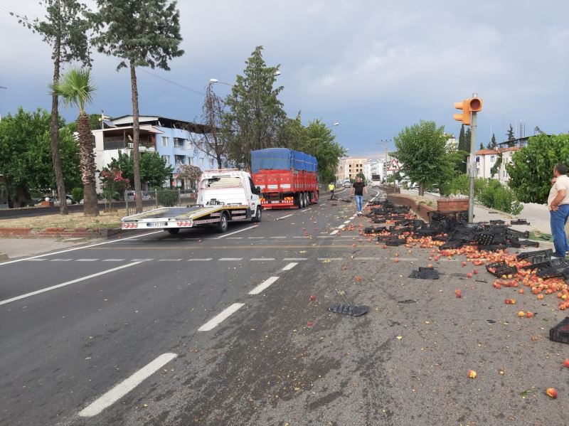 Kaza yapıp kaçtı, yola savrulan şeftaliler sürücülere zor anlar yaşattı
