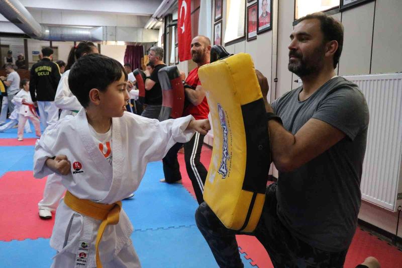 Karateci çocuklar babalarını terletti
