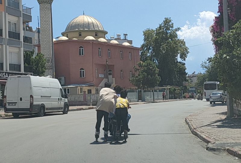 Antalya’da 2’si patenli, 5 çocuğun trafikteki tehlikeli yolculuğu
