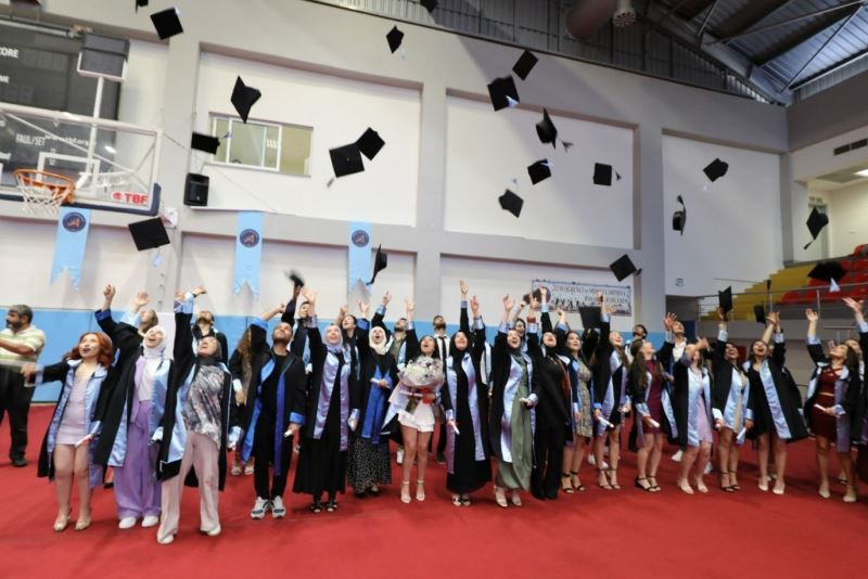 Hemşirelik Fakültesi öğrencileri ant içerek mezun oldu
