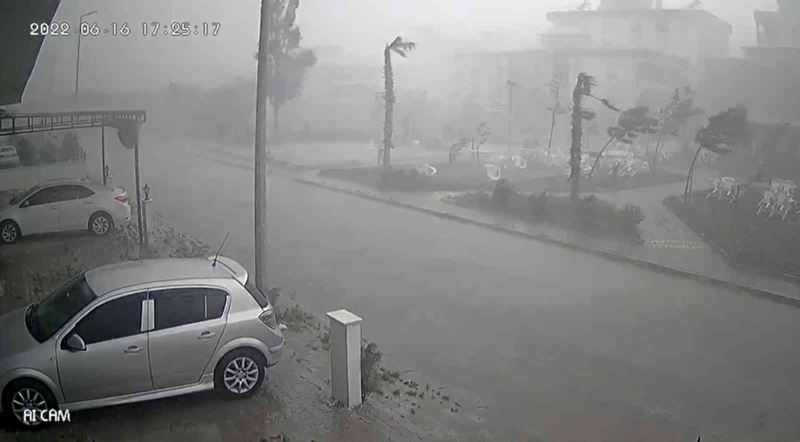 İncirliova’daki fırtınanın gücü güvenlik kamerasına yansıdı
