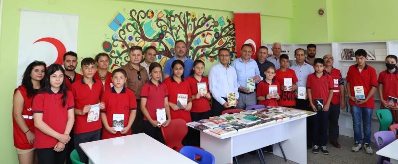 Alaşehir Kızılay’dan okul kütüphanesine bağış
