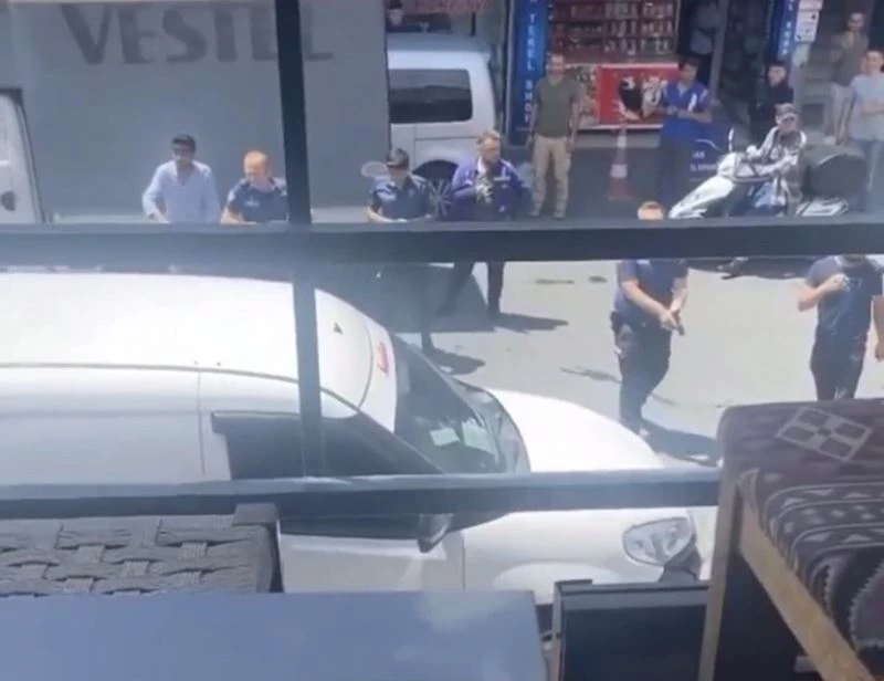 İstanbul’da hareketli anlar: Oğluyla tartışıp etrafa saldırdı, polis silah çekip biber gazı sıktı
