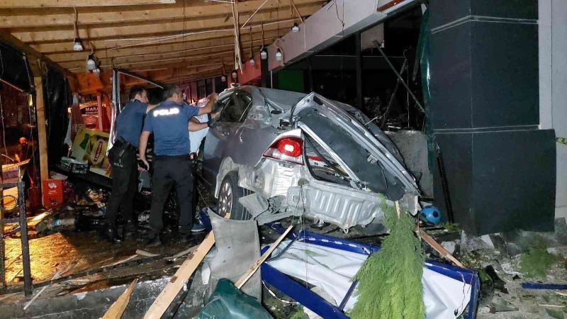 Samsun’da 25 metre takla atan otomobil şarküteri dükkanına çarptı: 2 ölü
