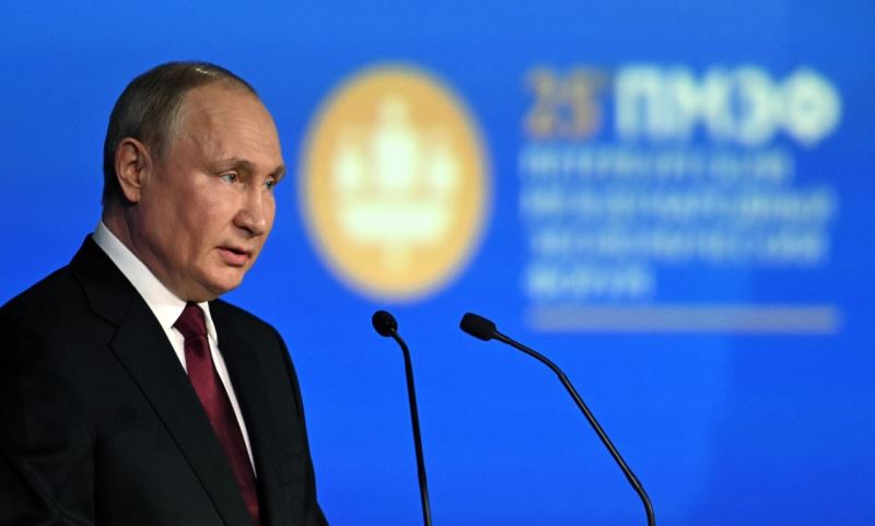 Rusya Devlet Başkanı Putin: “Batı’nın planı, Rus ekonomisini küstahça yok etmekti ama işe yaramadı”
