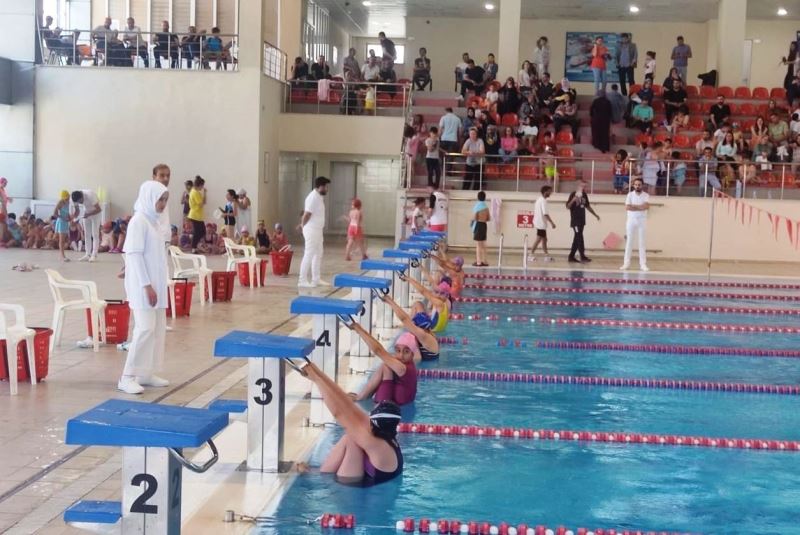 Van’da tecrübesizler yüzme yarışmaları sona erdi

