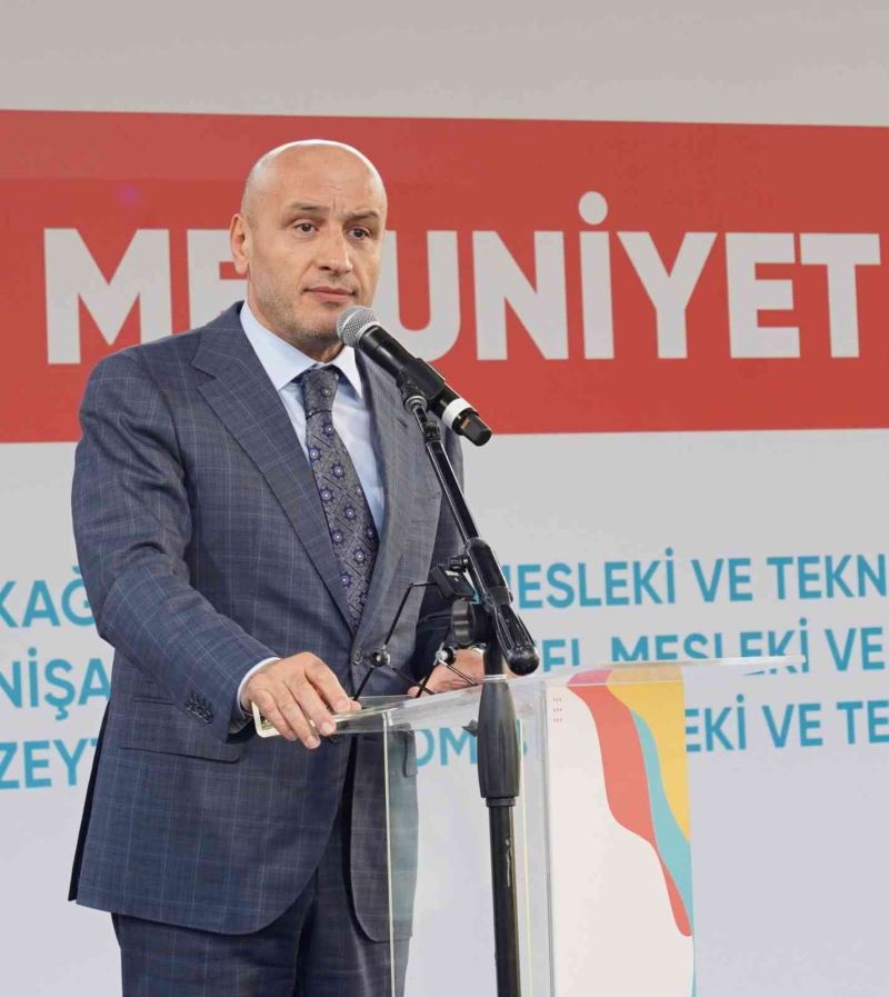 Mesleki eğitim mezunlarına diplomalarını TİM Başkanı Gültepe verdi
