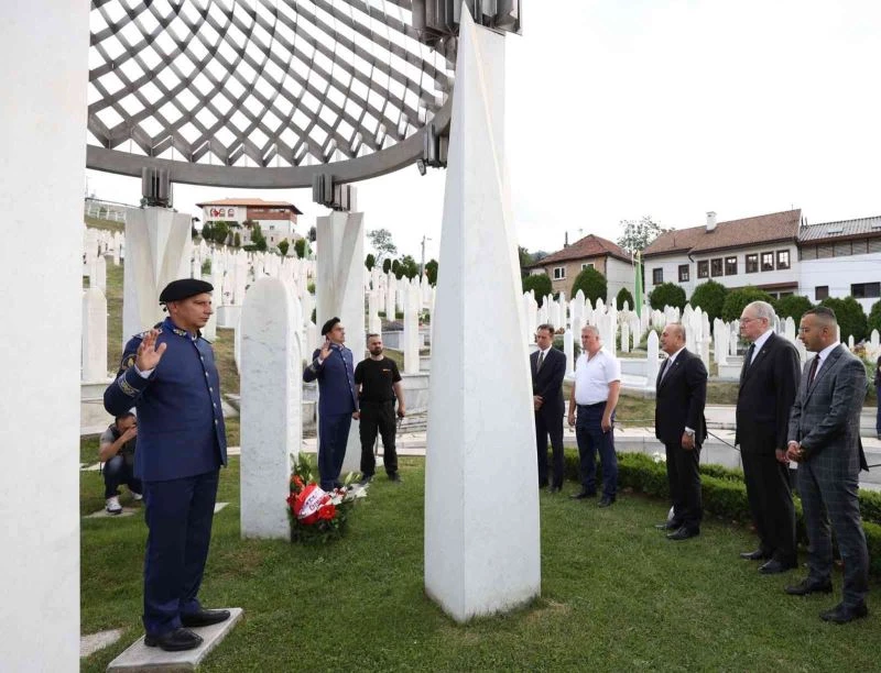 Bakan Çavuşoğlu, Saraybosna’da Cumhurbaşkanı Aliya İzetbegoviç’in kabrini ziyaret etti
