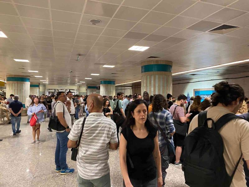 Yenikapı’da metro arızalandı, vatandaş isyan etti
