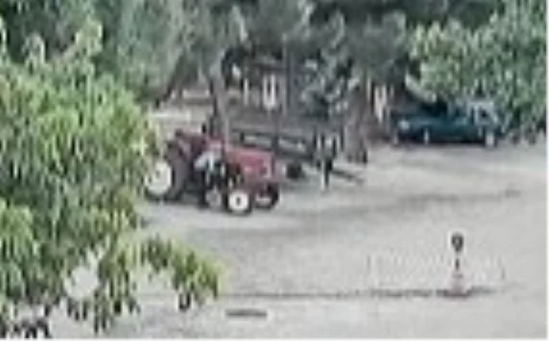 Acemi kundakçı çam kozalağıyla traktörü ateşe vermeye çalıştı
