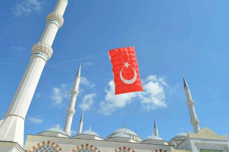 Dev Türk bayrağı uçurtması Çamlıca Camii’nde havalandı
