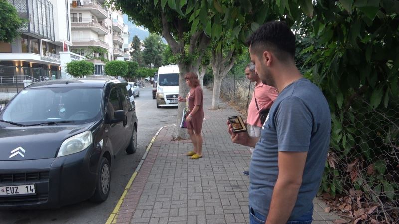 Aracın kaputuna giren kediyi, kedi sesiyle kurtardılar
