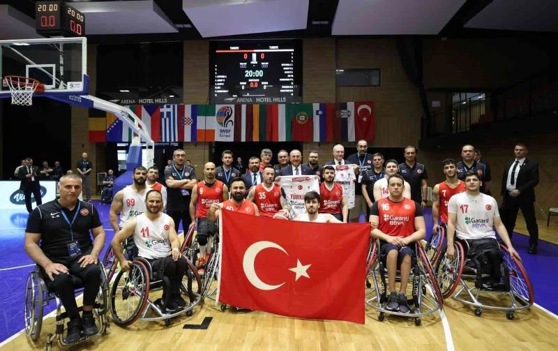 Bakan Çavuşoğlu, Türkiye Tekerlekli Sandalye Basketbol Erkek Milli Takımıyla buluştu
