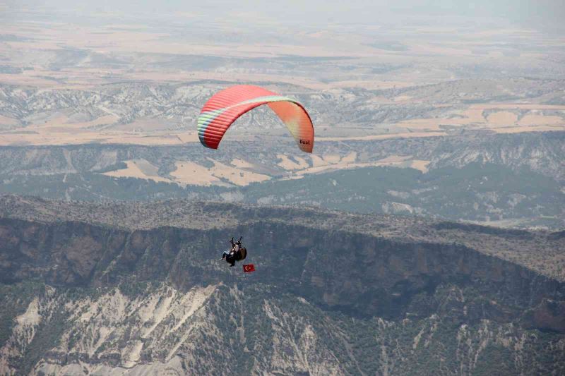 Yamaç Paraşüt Festivali’ne Kahramanmaraş’tan uçarak geldi
