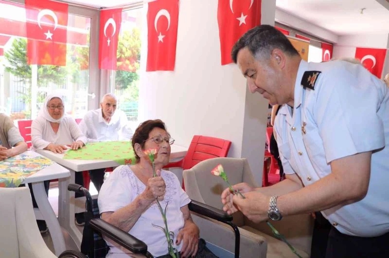 Tuğgeneral Özfidan huzurevinedeki babaları unutmadı
