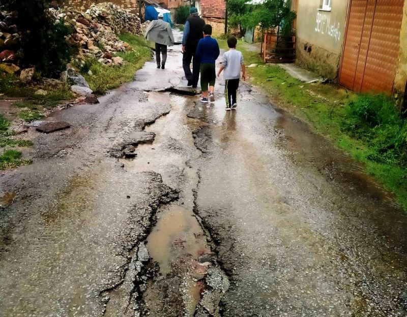 Aslanapa’da sağanak yağış sonrası oluşan sel ve dolu, ekili alanlarda zarara yol açtı
