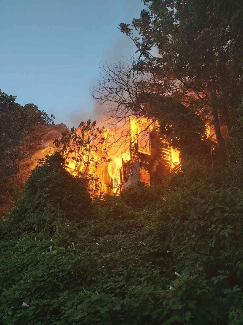 Üsküdar’da 2 katlı ahşap binada korkutan yangın