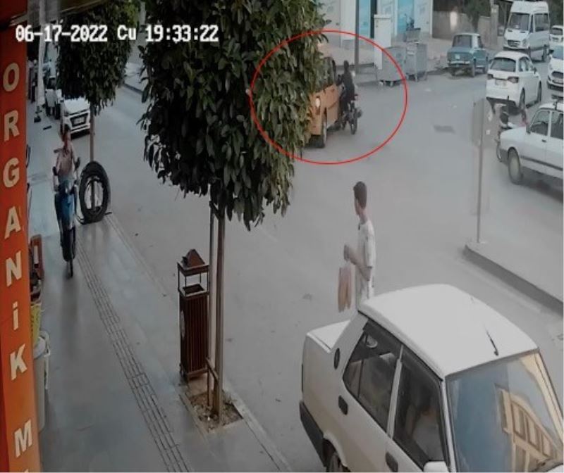 Antalya’da ters yönden yola çıkan ticari taksi motosiklet sürücüsünün ölümle burun buruna getiedi

