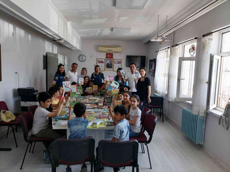 Diyarbakır’da kadın polislerden minik öğrencilere destek
