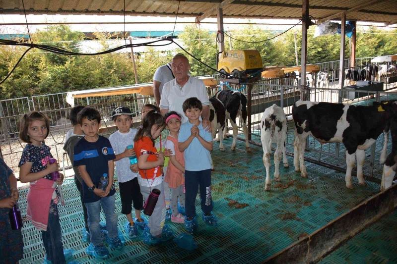 Kütahyalı minik öğrenciler, sütün önemini çiftlikte öğrendi
