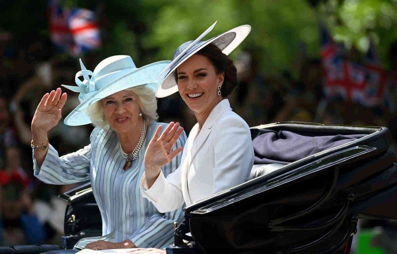 Kraliçe II. Elizabeth, Kraliyet Hava Kuvvetleri’nin uçuşunu Buckingham Sarayı’ndan izledi

