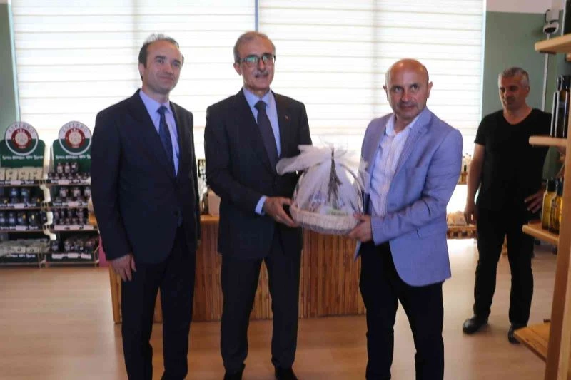 Savunma Sanayii Başkanı İsmail Demir, Altınova’da tıbbı aromatik bahçesini gezdi

