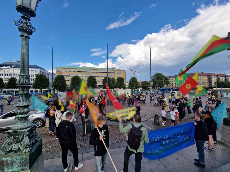 NATO müzakereleri devam ederken PKK/YPG yandaşları İsveç’te sokağa indi
