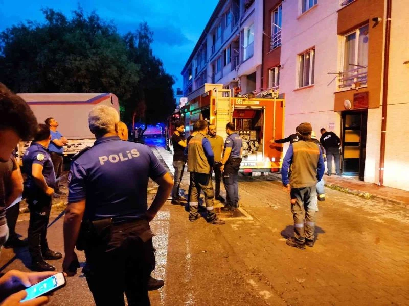 Eşini ve kendini bıçaklayıp evi ateşe verdi
