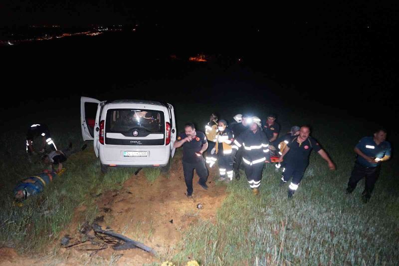 Yolunu şaşıran sürücü tarlaya uçtu, yaralılar emniyet kemeriyle hayata tutundu
