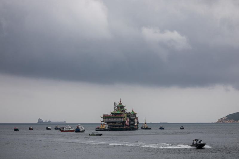 Hong Kong’un simgelerinden yüzen restoran Güney Çin Denizi’nde battı
