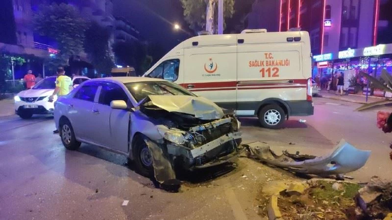 Ana caddeye kontrolsüz çıkıp kamyonete çarptı, olay yerinden kaçtı :1 yaralı
