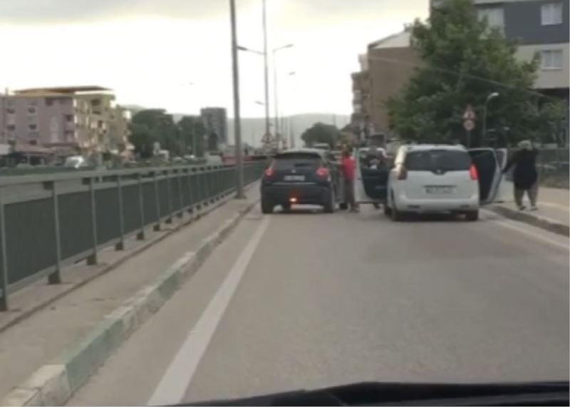 Bursa’da yol verme kavgasında ortalık meydan muharebesine döndü
