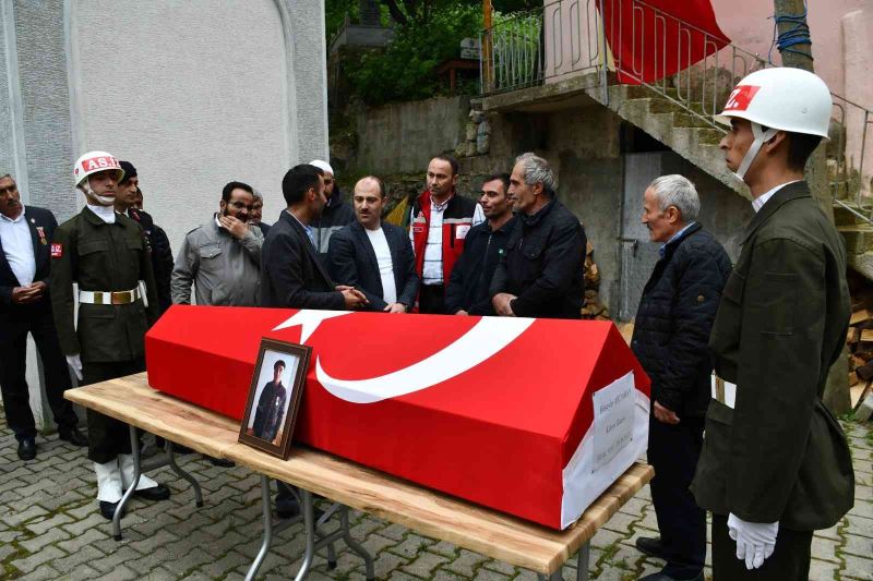 Trafik kazasında hayatını kaybeden Kıbrıs Gazisine askeri tören düzenlendi
