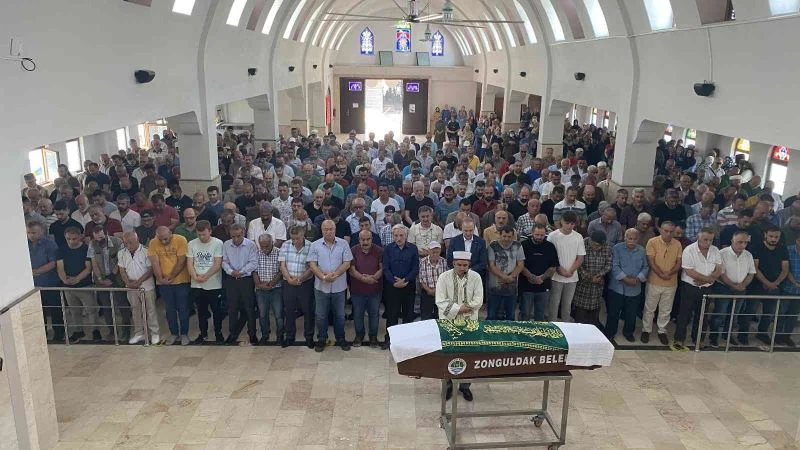 Evinin balkonundan atlamıştı, son yolculuğuna uğurlandı
