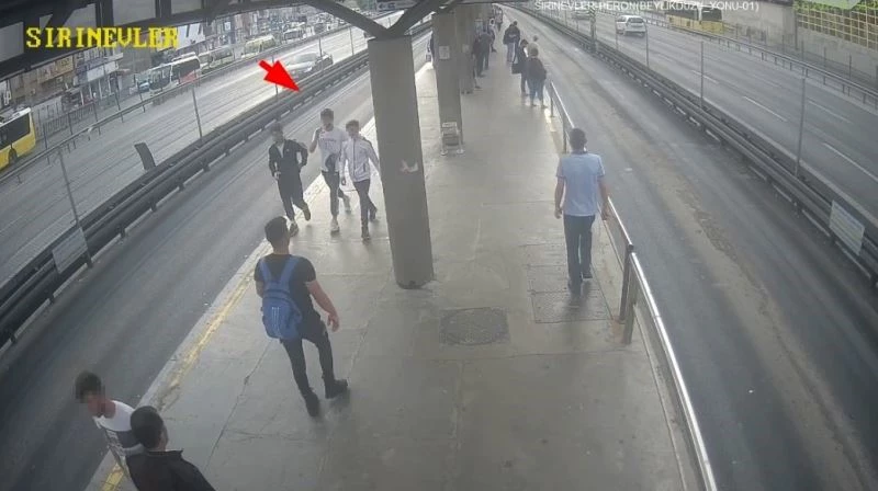 Metrobüsle hırsızlığa gittiler: Şüphelilerden biri kaçarken cüzdanını düşürdü
