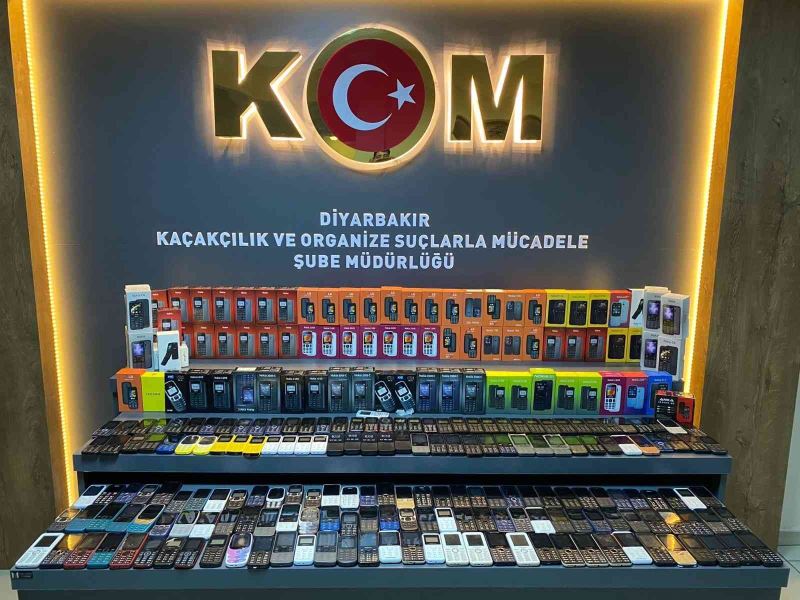 Diyarbakır’da bir araçta 180 adet tuşlu telefon ele geçirildi
