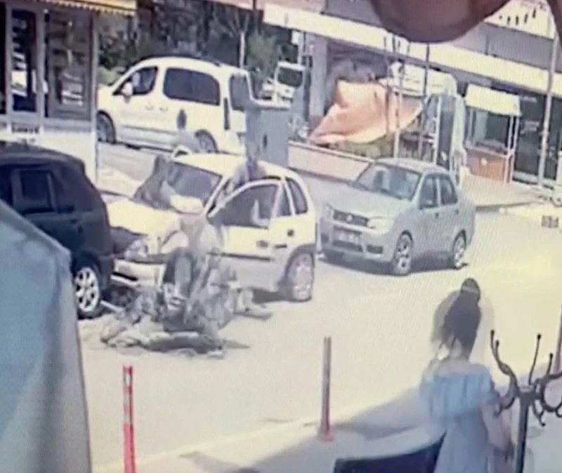 Kontrolsüz açılan otomobil kapısına çarpan motosikletli yaralandı
