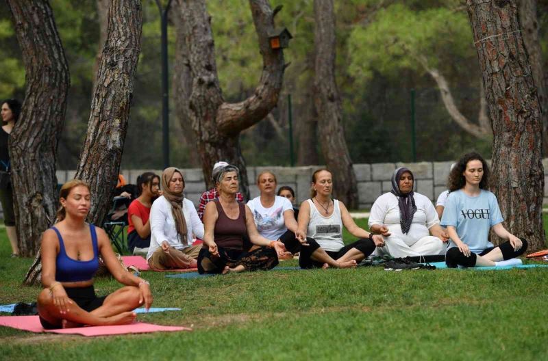 “Barışa evet” sloganıyla yoga yaptılar
