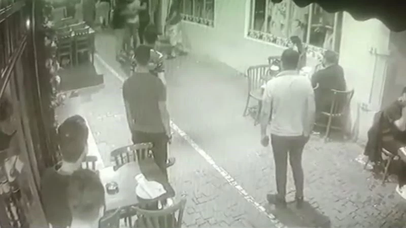 CHP’li Sezgin Tanrıkulu’nun oğlu ve yeğeninin yaralandığı bıçaklı kavga kamerada
