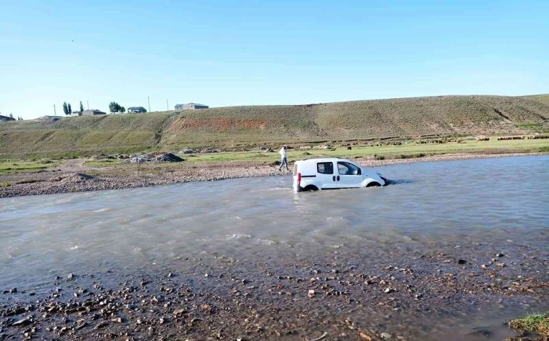 Arabasını yıkamak isterken nehir sularına kaptırdı
