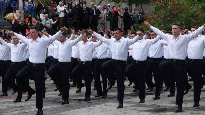 Polis adaylarından yemin töreninde ‘Zeybek’ gösterisi
