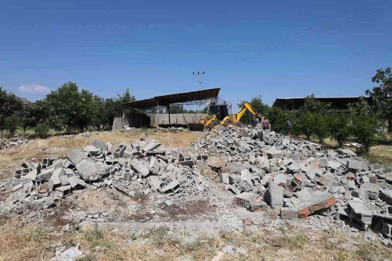 Kahta’daki kullanıma kapalı yapılar kaldırarak yollar trafiğe açılıyor
