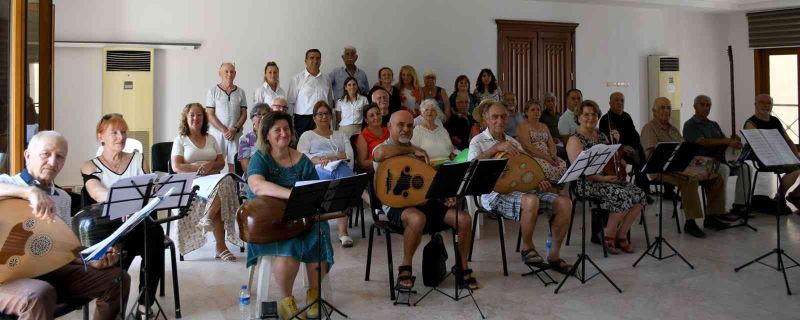 Kuşadası’nda emekli yazlıkçılar müzik aşkıyla bir araya geldi
